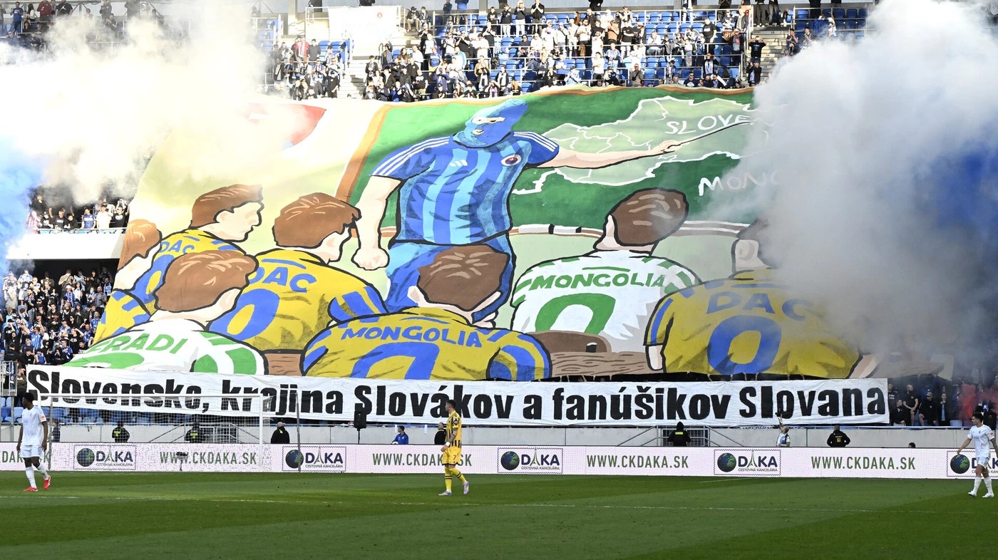 A DAC hivatalos panaszt nyújt be a szlován rajongók magyarellenes zászlaja számára