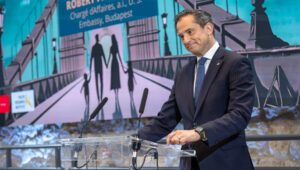 Bryan Leib búcsút int Robert Palladinónak