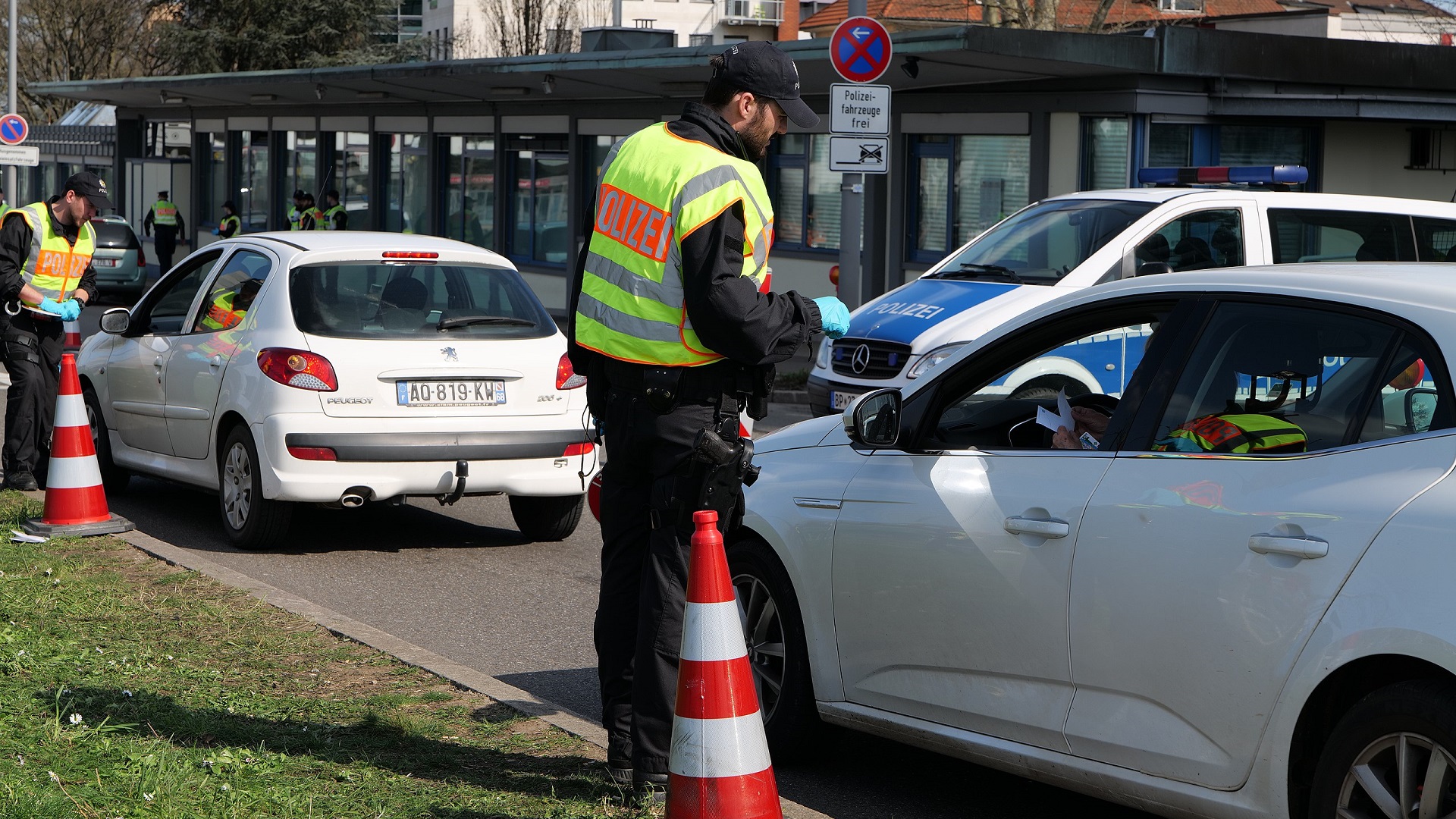Az európai országok a betegség terjedése miatt szigorítják a határellenőrzést