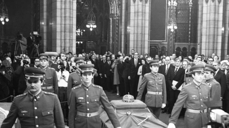 Ceremony of the presentation of the Holy Crown and the coronation jewels in the Cupola Hall of the Parliament, 6 January 1978