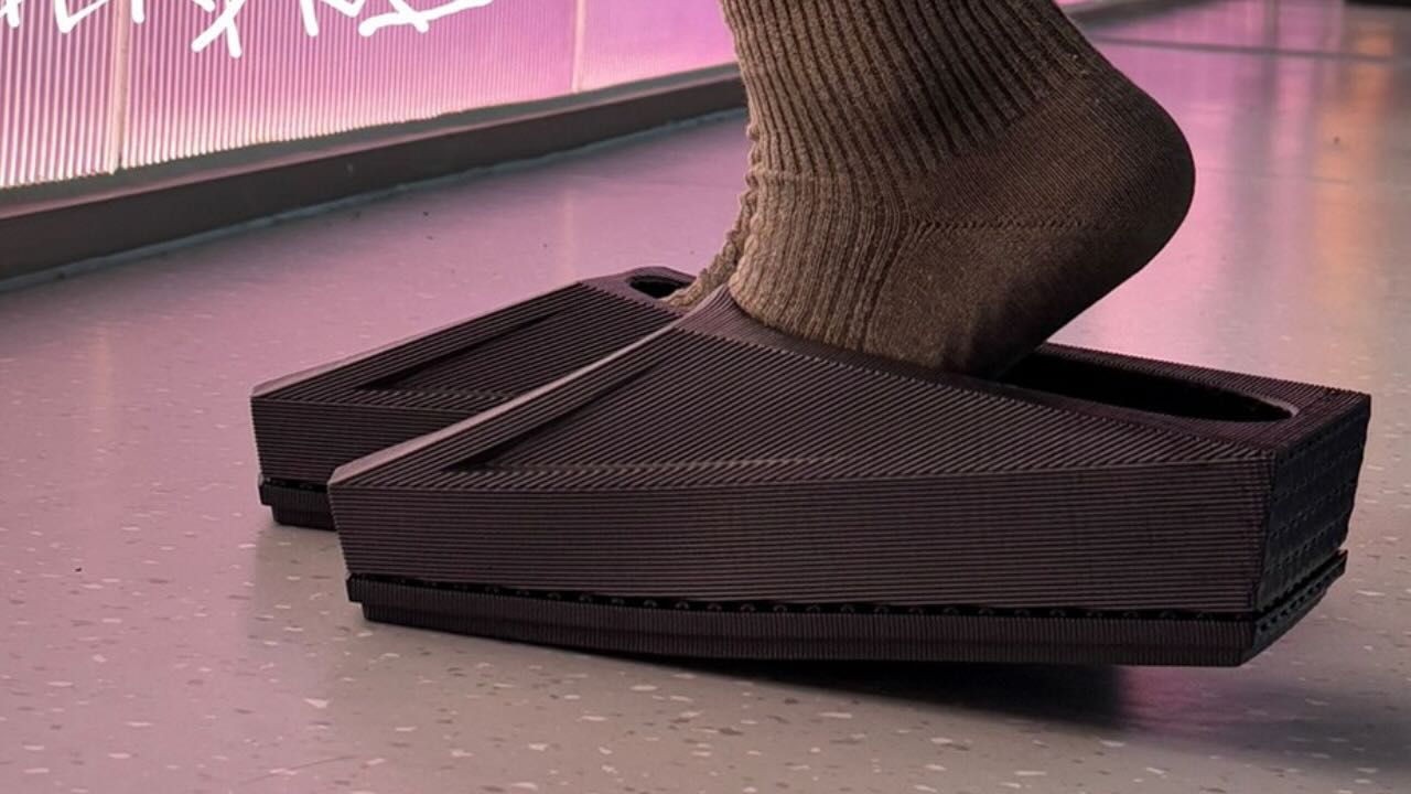 A kiberizmók, vagy amikor a Tesla Cybertruck egy futurisztikus lábbeli inspirál