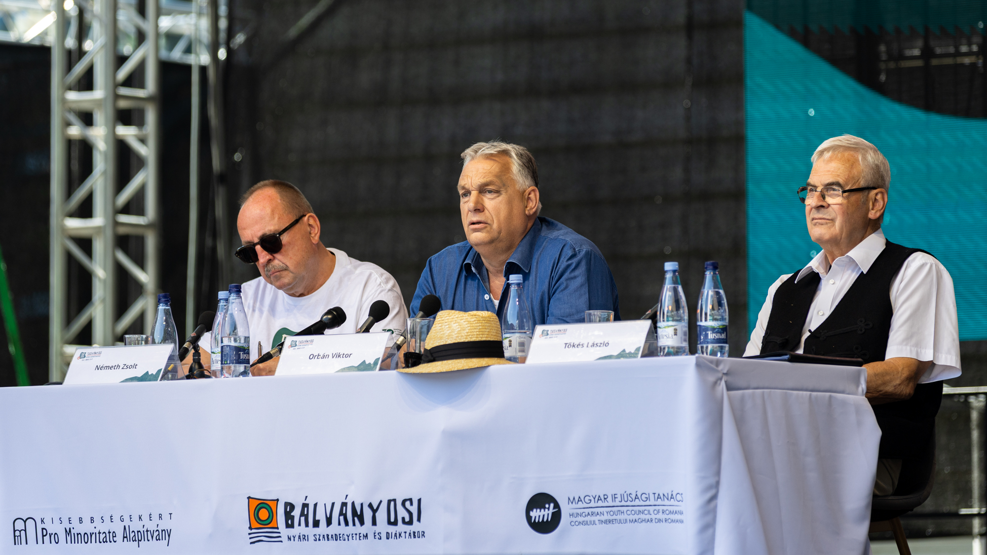 Orbán figyelmezteti a világháború fenyegetését, fogalmazza meg Magyarországi semlegességi doktrínáját Tusvános -ban