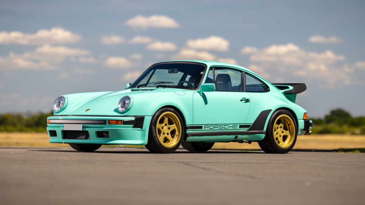 Porsche 911 Tag Turbo by Lanzante: A Formula 1 motorja már őrült