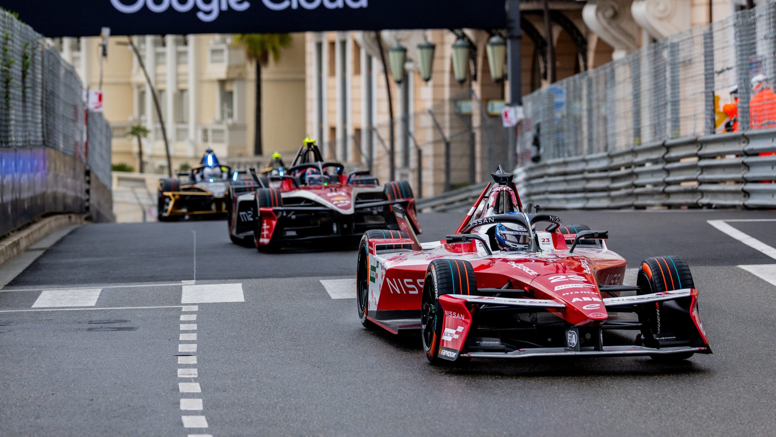 A nagyfeszültség nagy sebességgel felel meg az E utcai felvonuláson, Szegedben