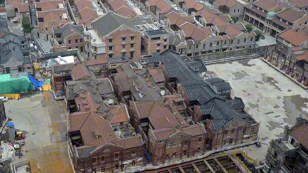 Így egy egész Sanghaji szomszédságban, 8 270 tonnás szomszédságban, daruk vagy teherautók használata nélkül (videóval)