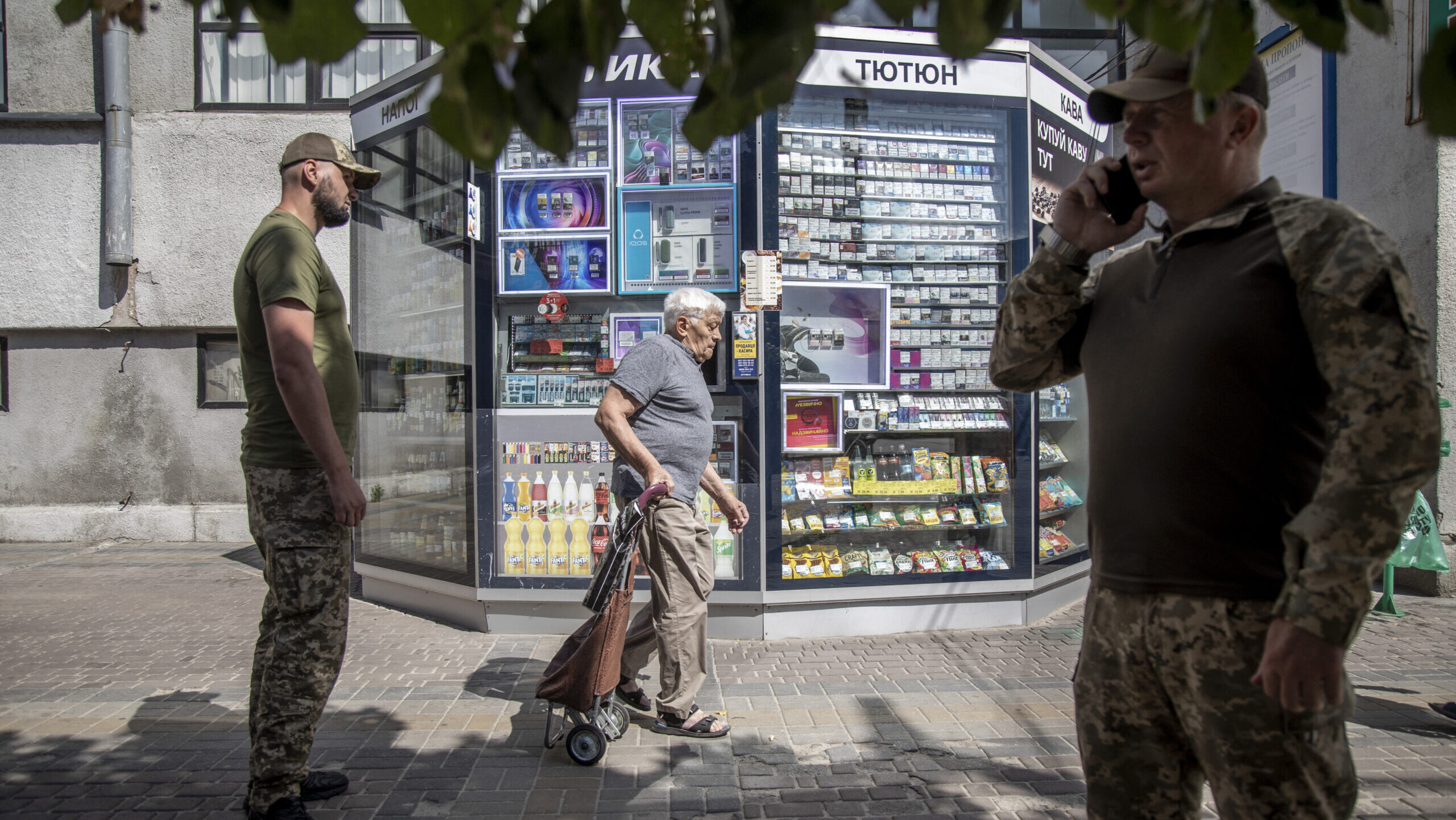 Orbán Viktor gyomlik a transzkarfát embert, akit az ukrán katonaság tisztviselői halálra vertek meg