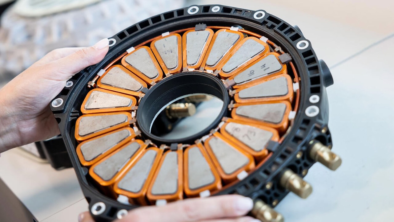 Súlya 13,1 kg, és 748 lóerőt képes fejleszteni: hol van az elektromos határérték?