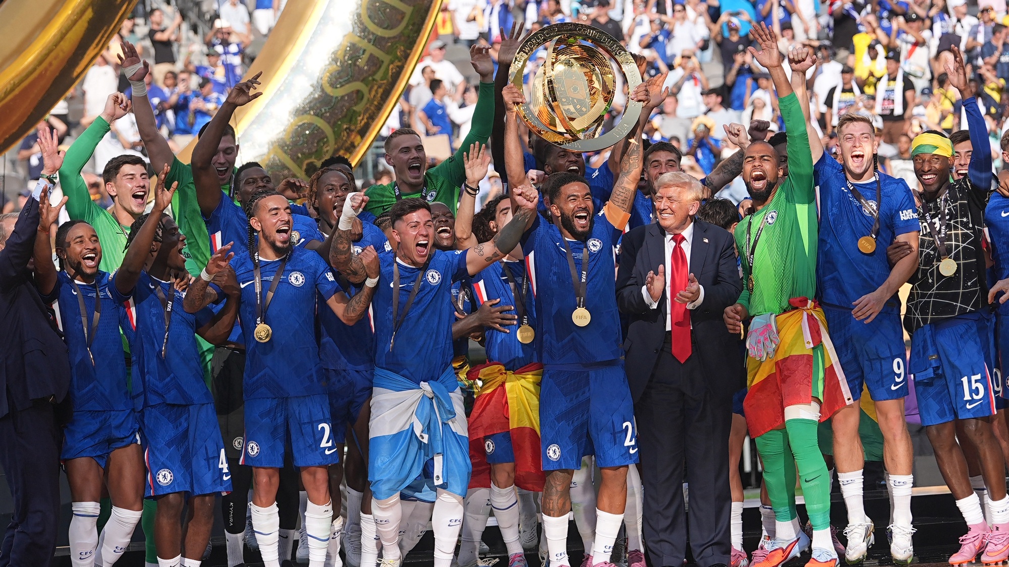 Trump a Chelsea játékosokkal ünnepel a gyilkossági kísérlet évfordulóján