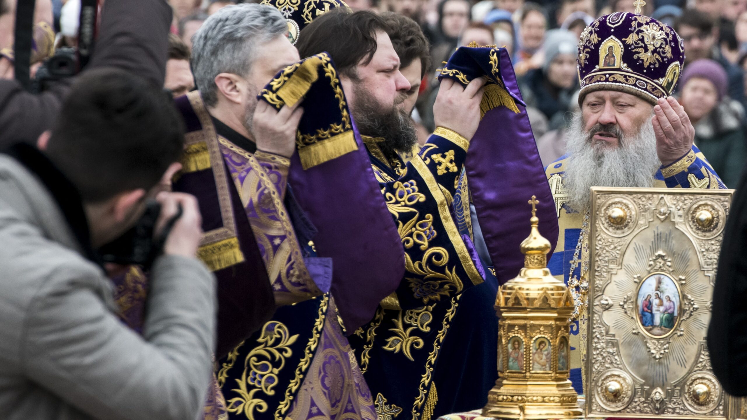 Ukrajnában a vallási szabadsággal kapcsolatos aggodalmak aláássák az EU törekvéseit