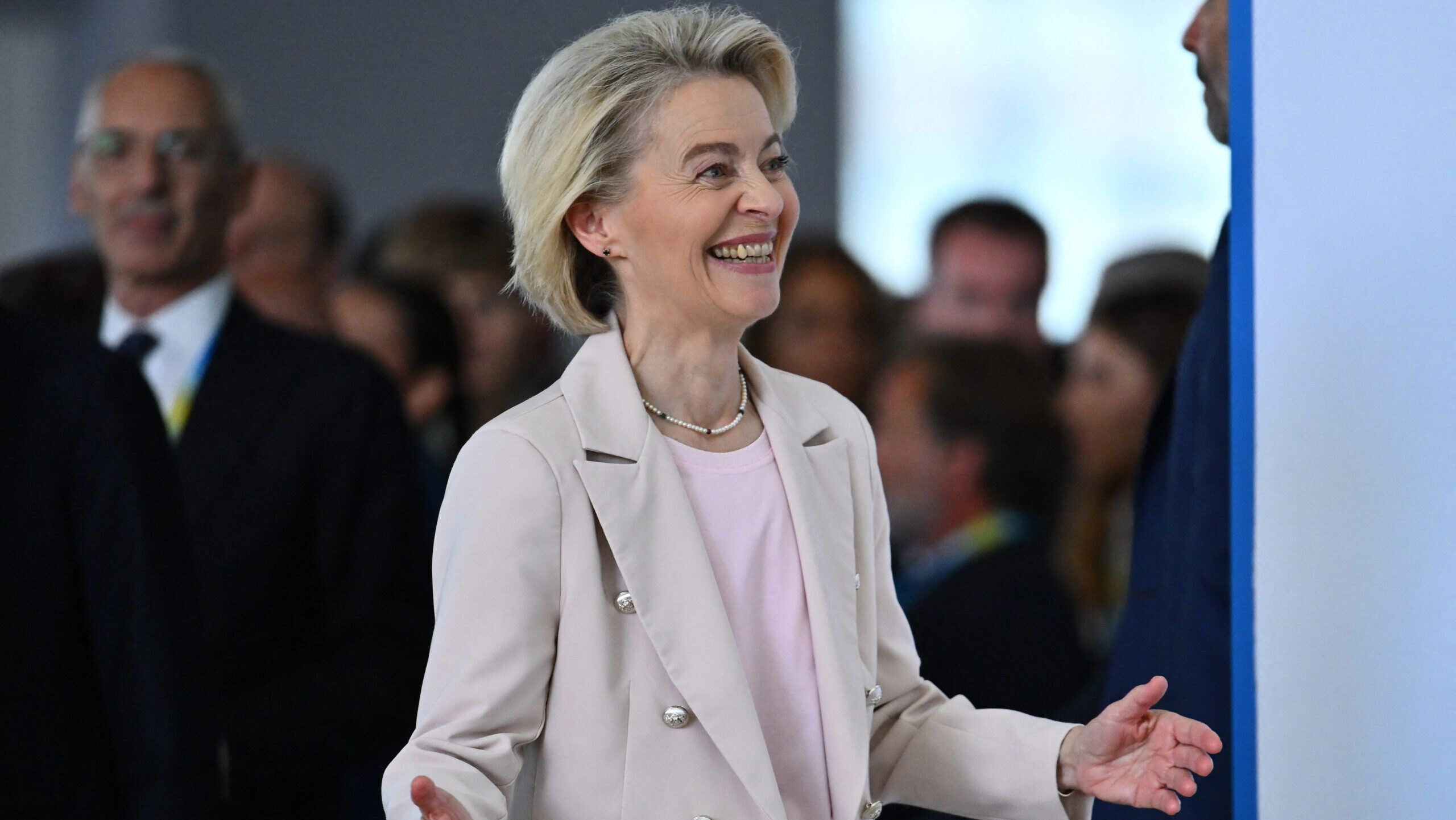 Von der Leyen túléli a bizalom szavazását, ha balra térdre kerül