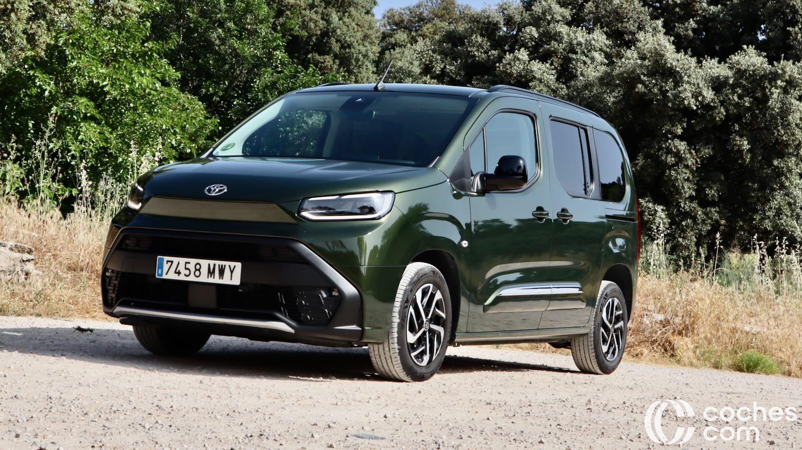 Toyota Proace City Verso: A továbbfejlesztett kisbusz alapos tesztelése valamilyen vakondokkal
