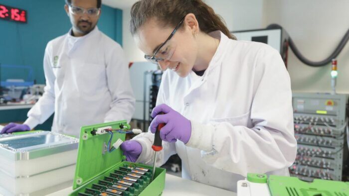 Supeielectrics Faraday II 3 700x394