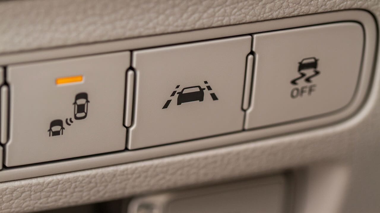 Gondolkodom rajta, és a szakértők megerősítik: Az autóbiztonsági sípolás súlyosbítja a vezetést