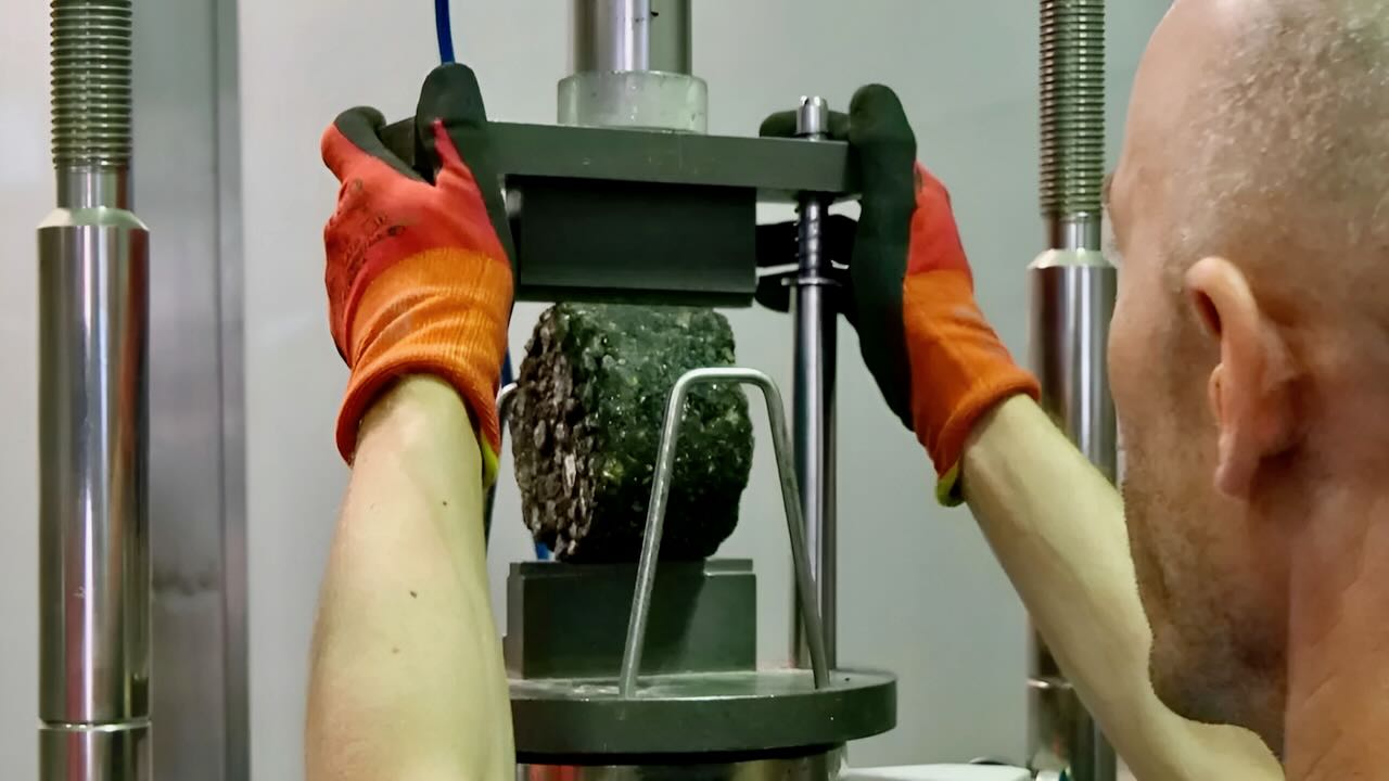 A cigarettacsikok az útépítés forradalmasítására törekszenek