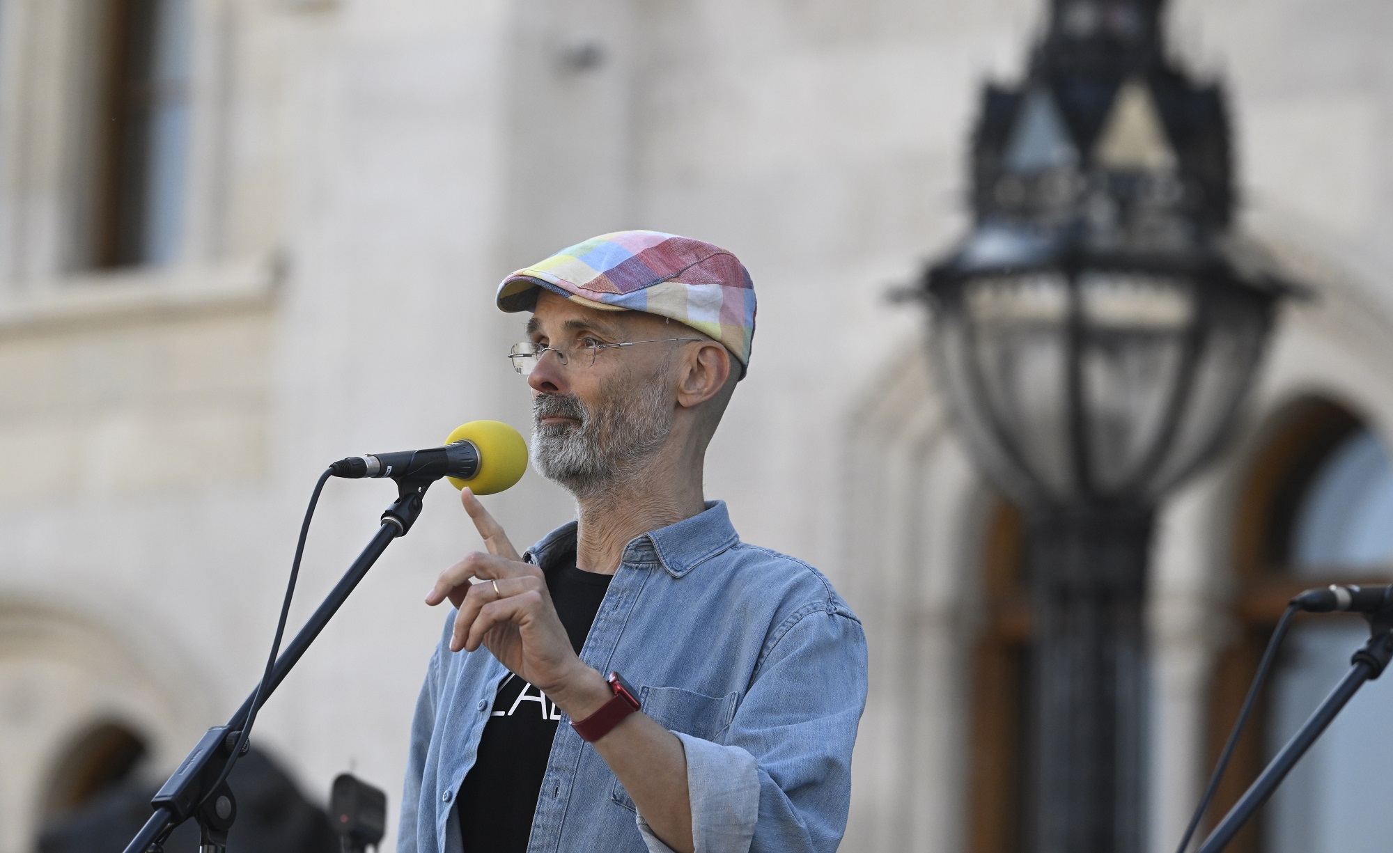 A központ Miklós, Szánthó bashes radikális baloldali jogi professzor