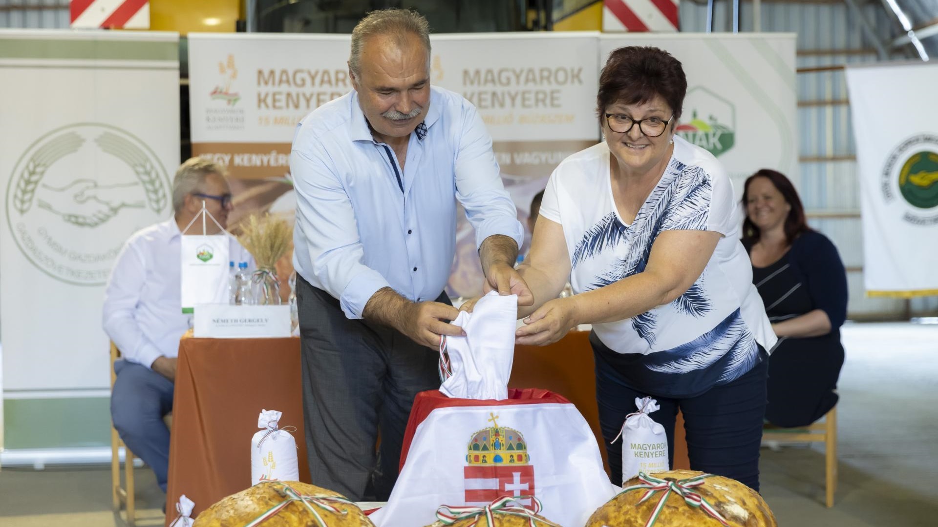 A mezőgazdasági miniszter ünnepli a nyári betakarítást