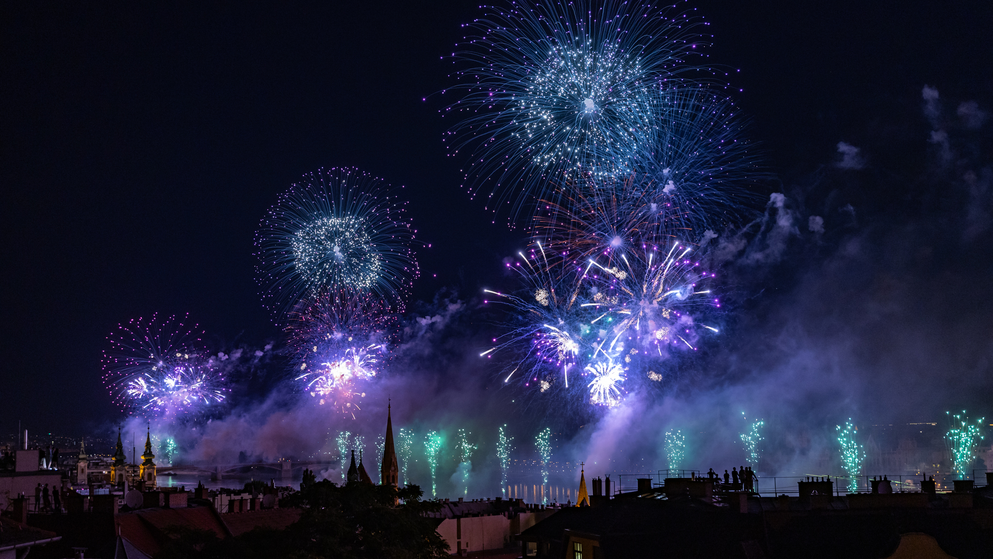 Az Egyesült Államoktól Ázsiáig a vezetők gratulációkat küldenek, mivel Magyarország 1025 év