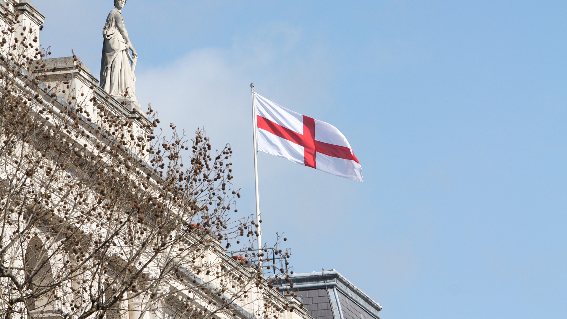 Az MCC Brüsszel dicséri a zászlótámogatási kampányt Angliában: A szuverenitás szimbóluma és figyelmeztetés Európára