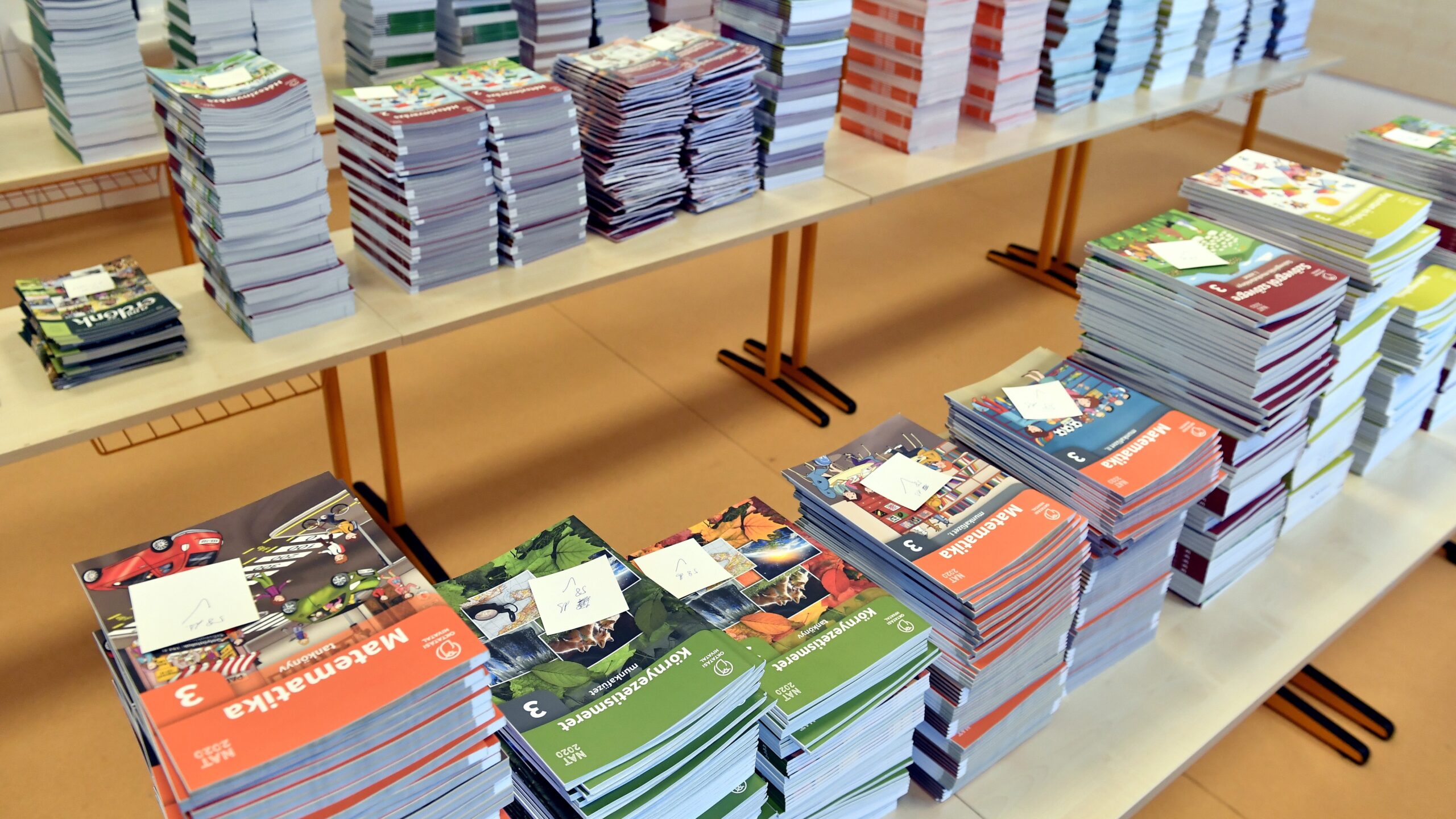 Magyarország 81 000 tanuló számára biztosítja az iskolai csomagokat az ingyenes tankönyvek mellett