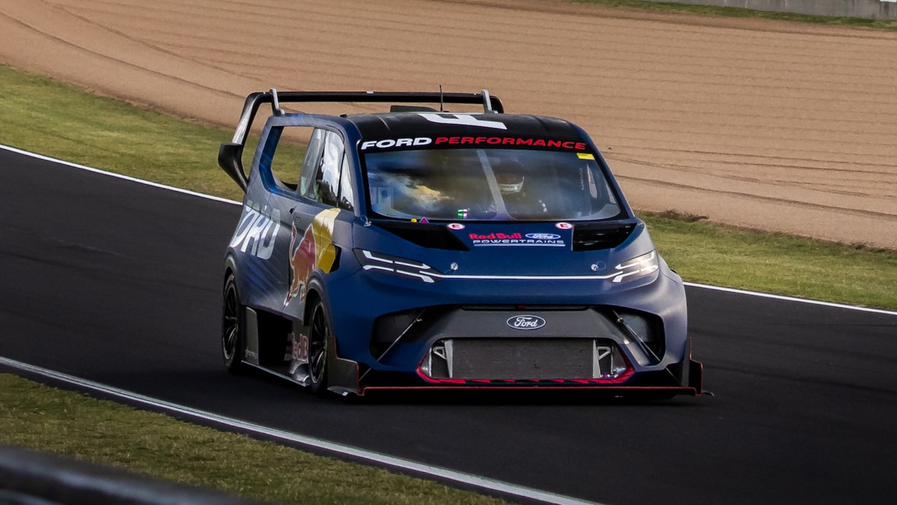 Lehet -e egy kisteherautó gyorsabb, mint a Porsche 911 GT3 RS? Csak akkor, ha ez egy Ford Supervan