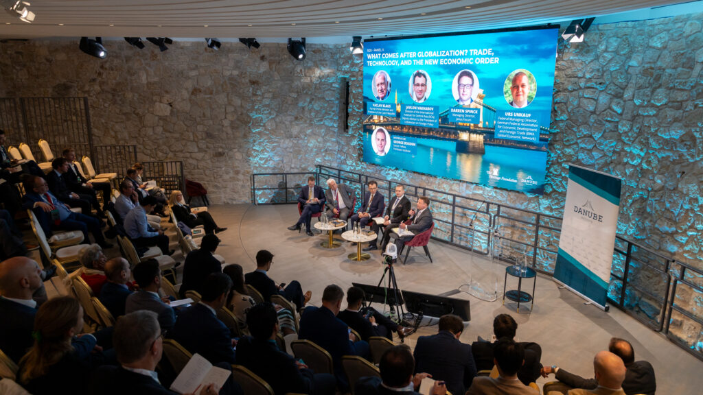 Duna geopolitikai csúcstalálkozója folytatódik Tony Abbott, Václav Klaus mellett