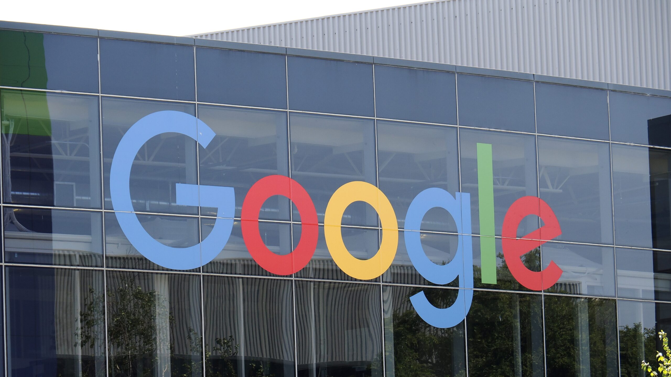 A Google visszaállítja a YouTube-fiókokat, hivatkozva a Biden-korszak politikai nyomására