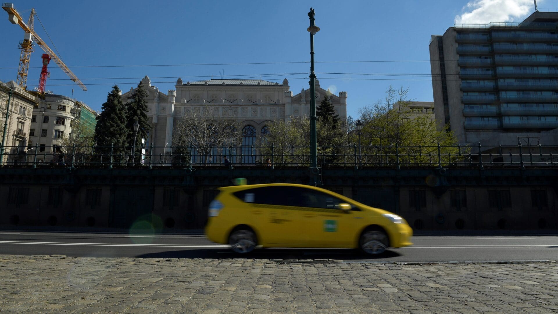 A budapesti városgyűlés a sofőr ellenállás ellenére elfogadja a taxi törvény változását