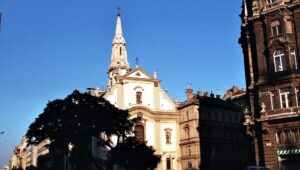 A ferences Friar a magyar ellenzéki tiltakozásra vádolt, Orbán miniszterelnök védi őt