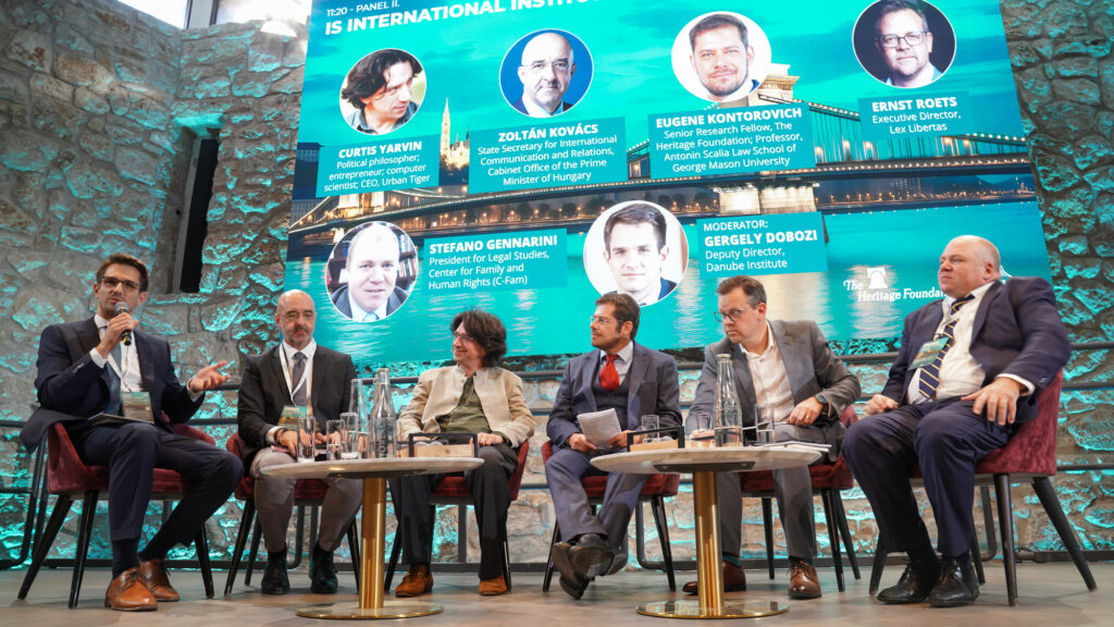 A globális intézményizmus kockázatos végjátéka vitatta a Duna geopolitikai csúcstalálkozóján