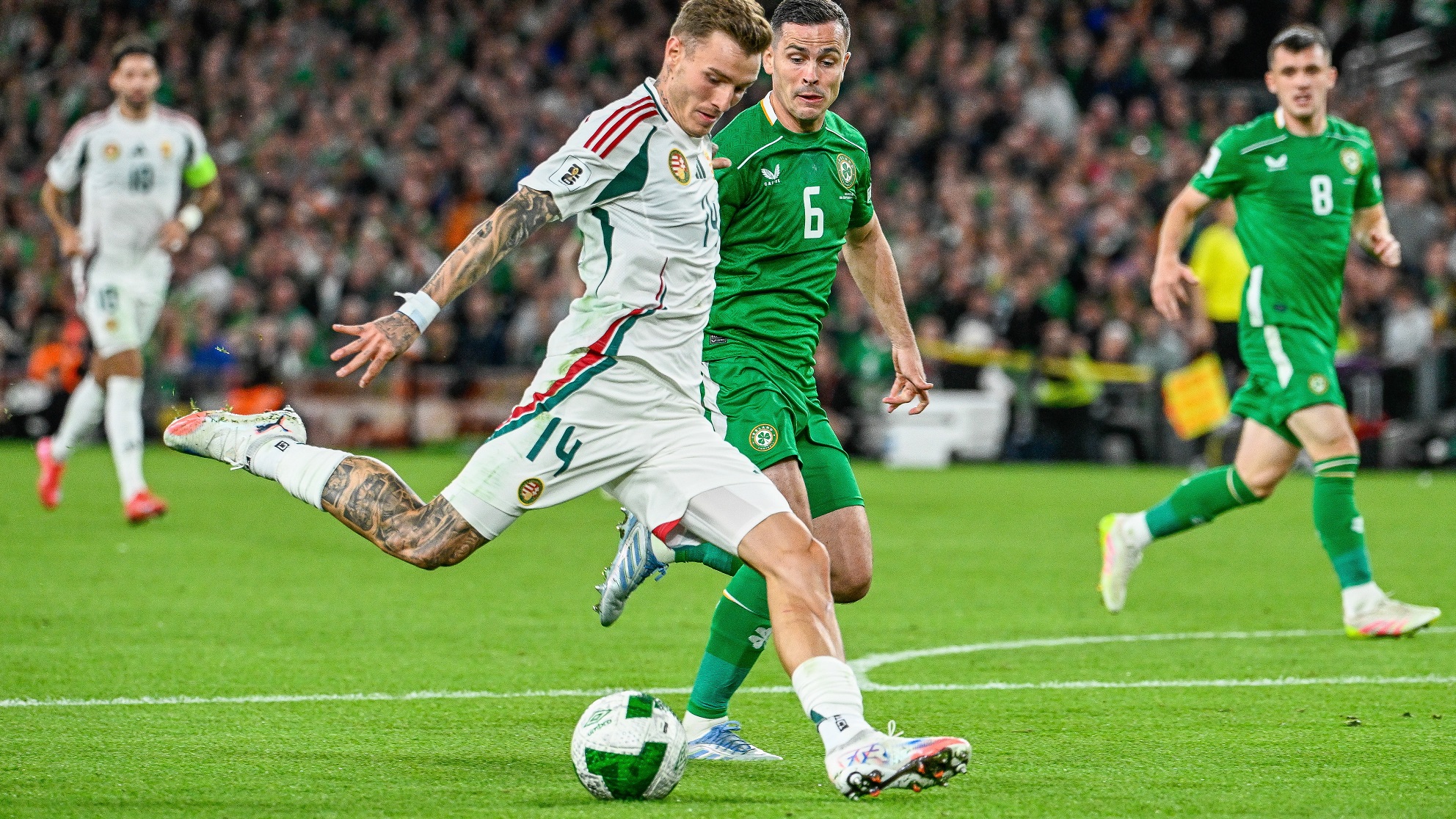 Magyarország két gólszerzés, nyakkendő Írországban