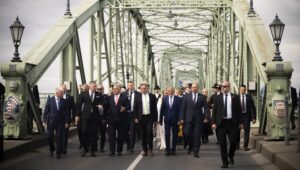 Orbán és Fico Mark Bridge évfordulója a béke és az egység felhívásával