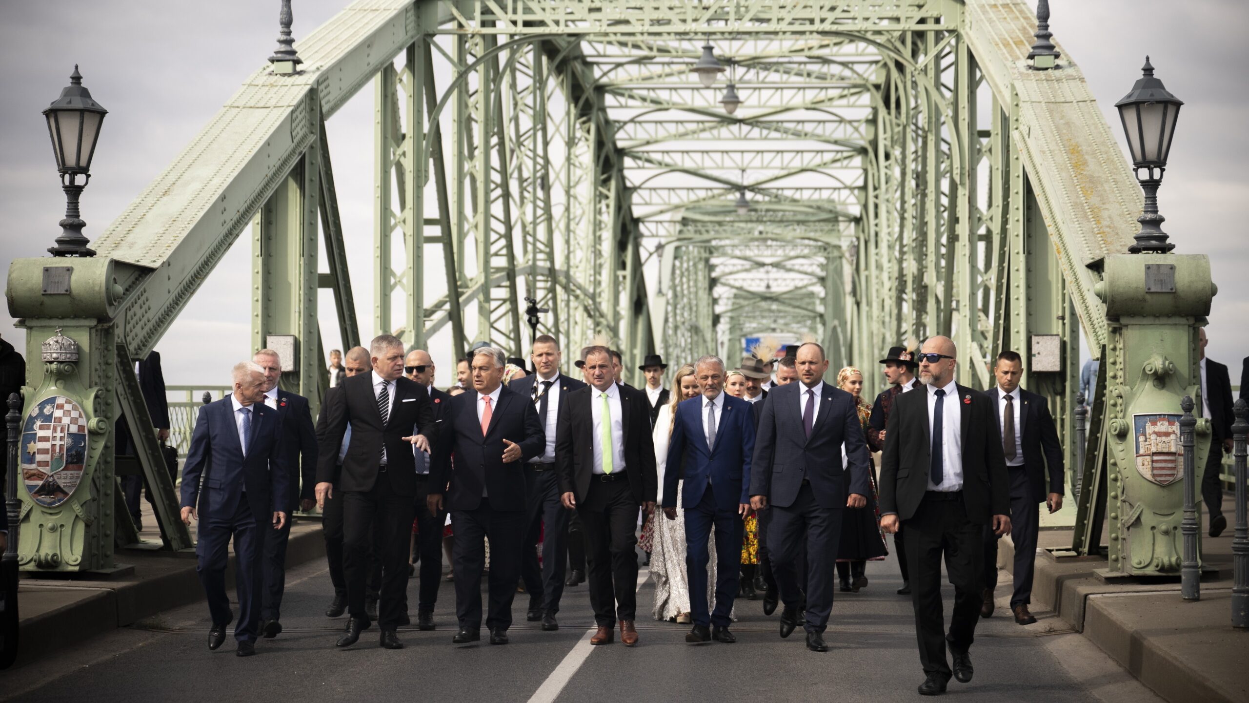 Orbán és Fico Mark Bridge évfordulója a béke és az egység felhívásával