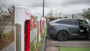 Megdöbbentő tanulmány: a benzines autókat 12 évente, az elektromos autókat már mindössze 3 évente cserélik!