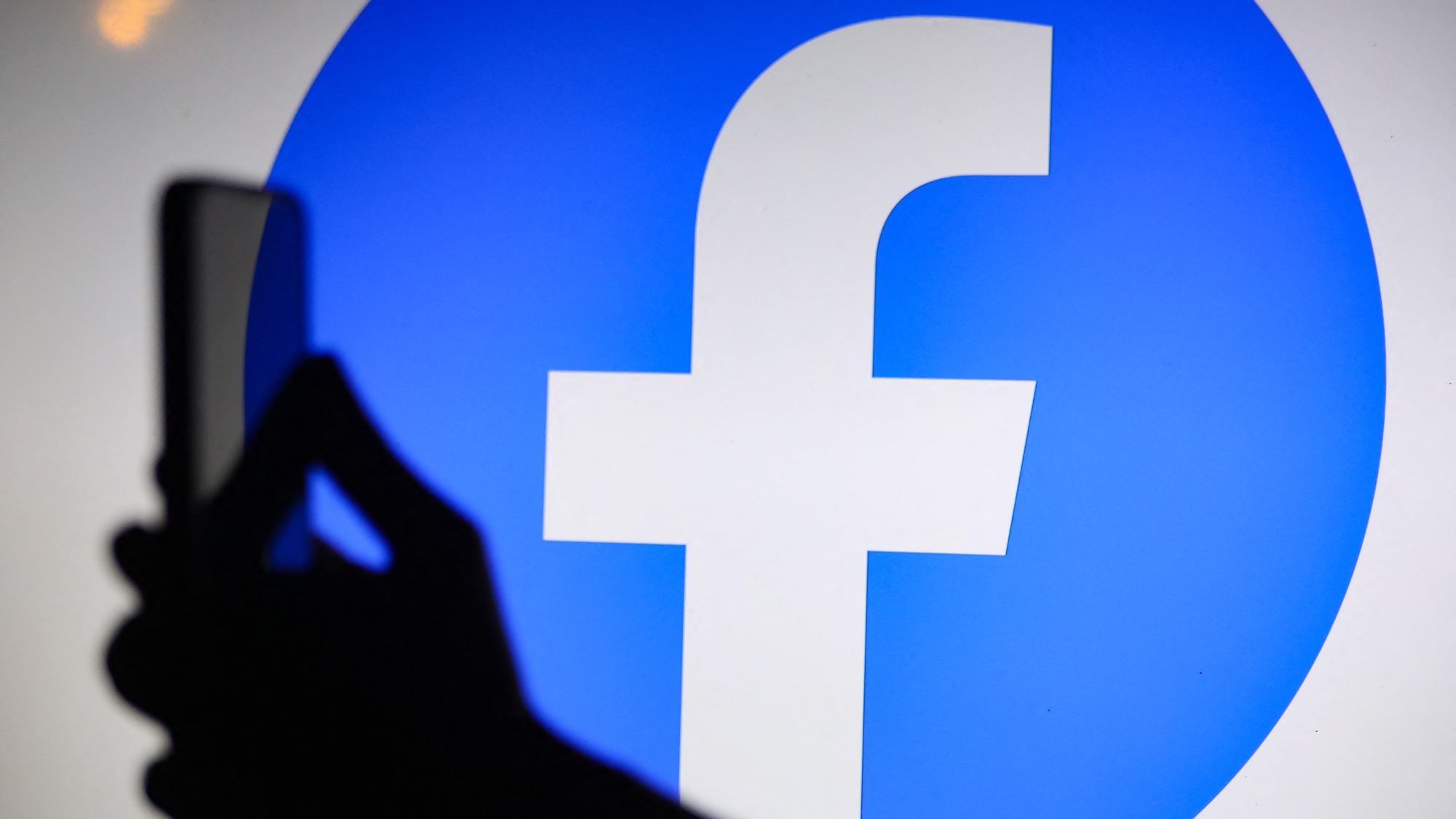 A magyar ellenzéki vezető elítéli a Facebook cenzúráját a demokrácia fenyegetésének