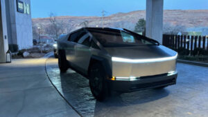 Hihetetlen árzuhanás: a Tesla azt hitte, a Cybertruckot örökké 100 000 dollárért adhatja, de már most jóval olcsóbban kapható