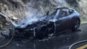 Sokkoló dráma az autópályán: egy ismeretlen felgyújtotta a Ferrari FF-jüket