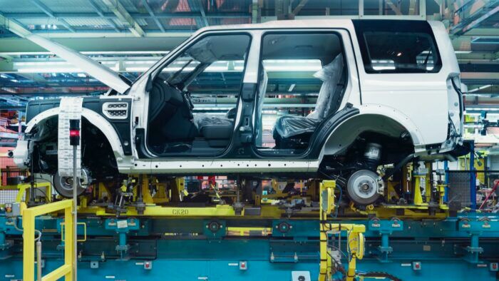 A Jaguar Land Rover gyártja 2 700x394