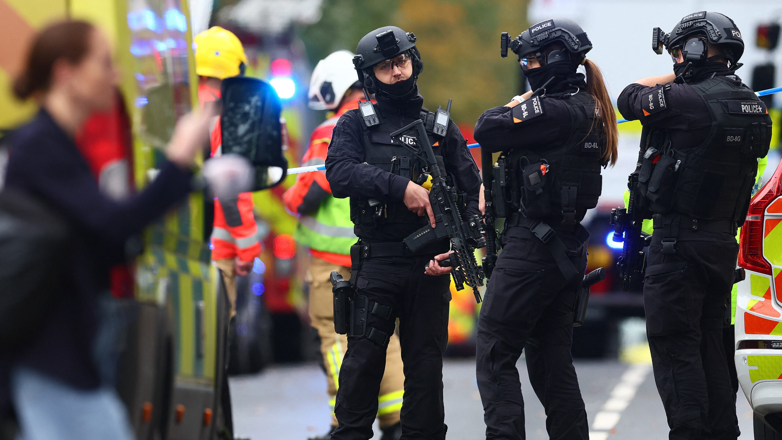 A Palesztinát támogató tüntető a manchesteri terrorista támadás utáni órák órákkal kiabál