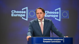 Az EP liberálisok Várhelyi biztos elleni fellépést követelnek a kém állítások miatt