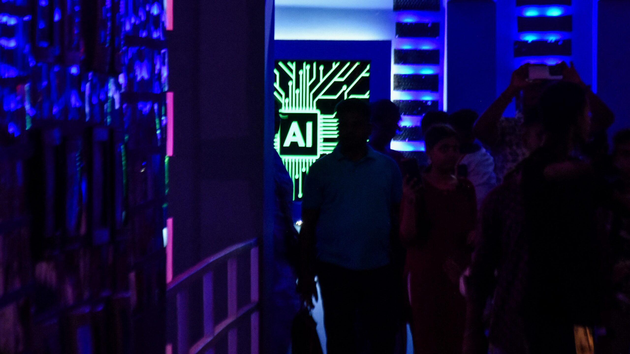 Csökkennek a mesterséges intelligencia félelmei, mivel a magyar munkavállalók növekvő önbizalmat mutatnak a munkában