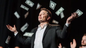Elon Musk hihetetlen ajánlata: 6000 eurónál is magasabb fizetés napi 8 órás gyaloglásért – a követelmények brutálisan szigorúak