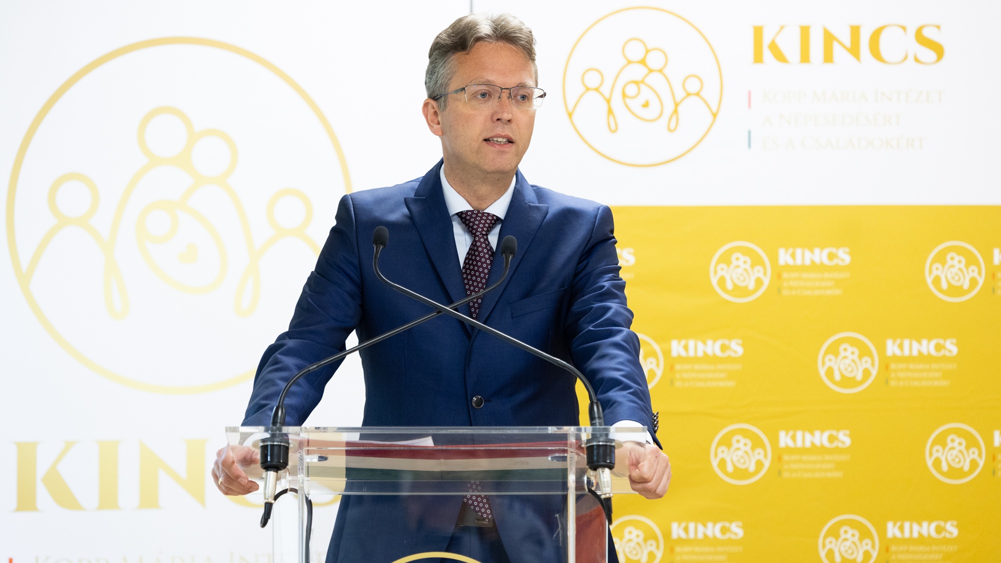 Hankó miniszter, Magyarország: Először egy otthont, majd egy családot