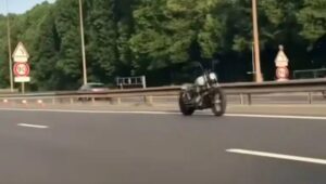 Hihetetlen fordulat: végre kiderült, miért száguldott egy Harley-Davidson egyedül az A4-esen!