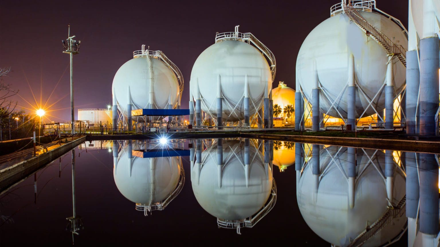 Magyarország aláírja a történelmi LNG -t a Franciaország Engie -vel az energiabiztonság megerősítésére