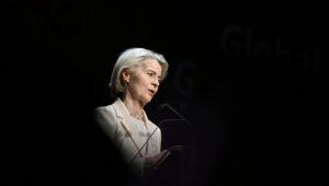 Von der Leyen túléli a többszörös bizalom nélküli szavazatot