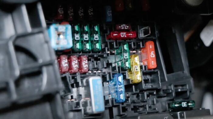 Autó biztosíték 2 700x394