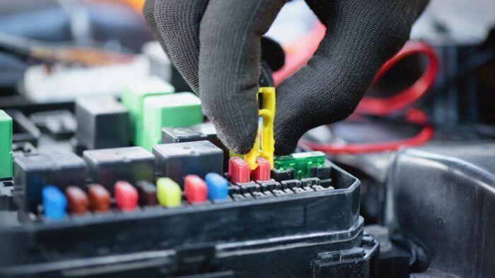 Autó biztosíték 6 700x394