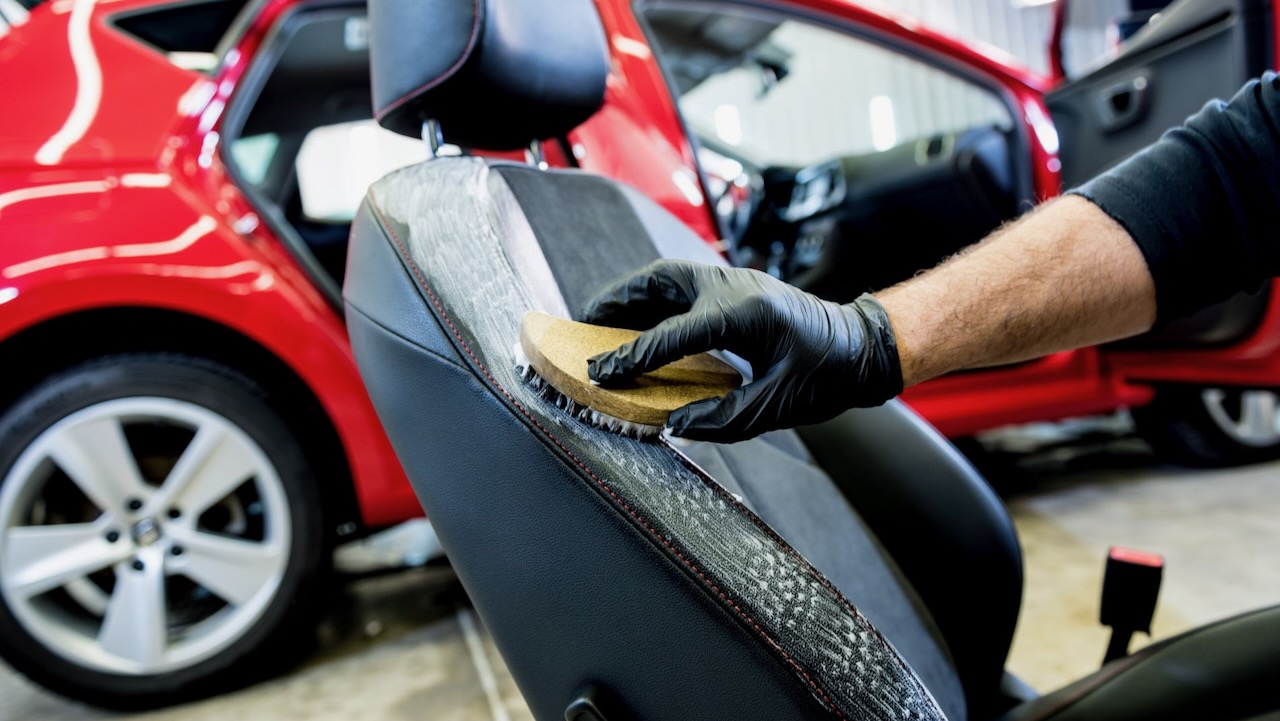 Hogyan kell helyesen tisztítani az autókárpitokat? Így a belső teret újszerű állapotban tarthatja