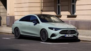 A hibrid Mercedes CLA azoknak érkezik, akik nem akarnak a csatlakozótól függni