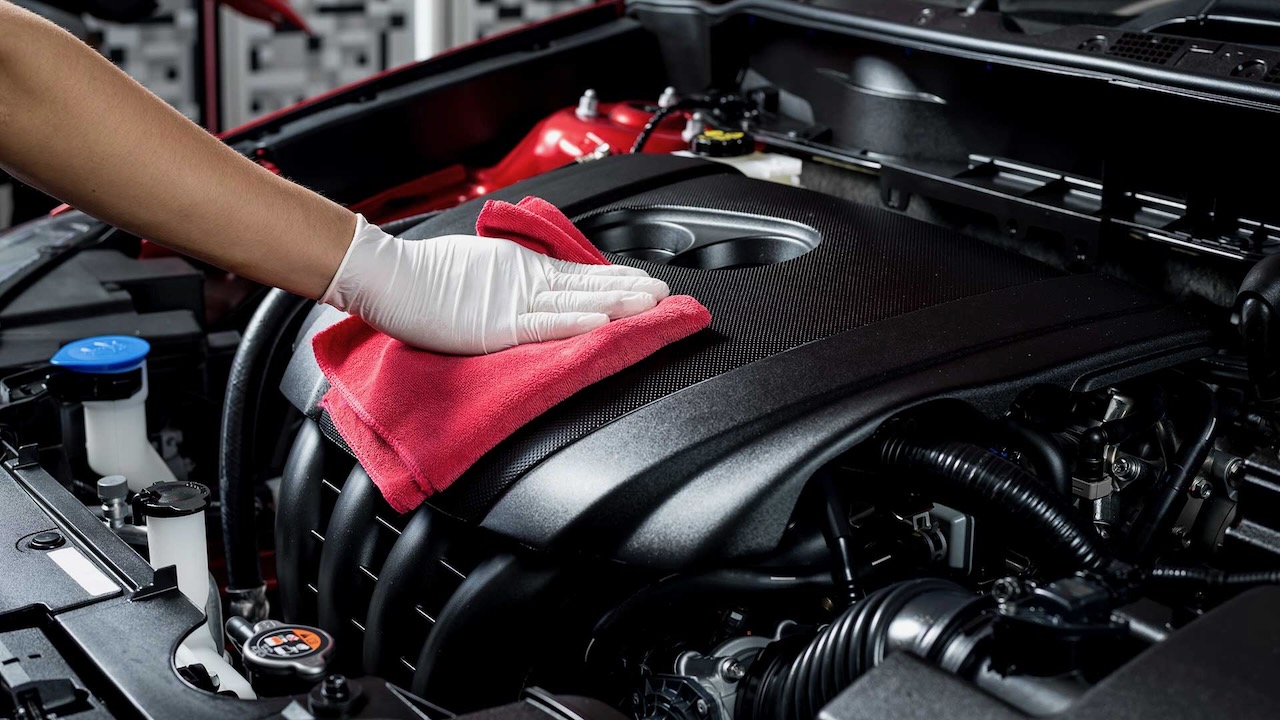 Az autó motorjának tisztítása: miért fontos és hogyan kell helyesen csinálni